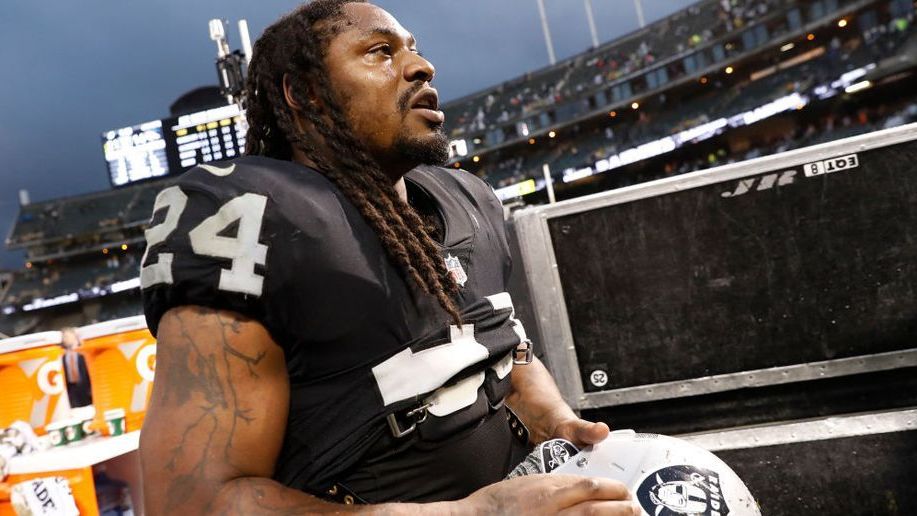 <strong>Marshawn Lynch</strong><br>
                Die Pressekonferenz vor dem Super Bowl im Februar 2015 ist dank Marshawn Lynch legendär. Weil der Running Back grundsätzlich keine Interviews gegeben hat, jedoch als NFL-Profi dazu verpflichtet war, beantwortete er jede Frage der Journalisten mit dem Satz: "Ich bin nur hier, damit ich keine Strafe zahlen muss." Aktionen dieser Art brachte Lynch, der langjährige Star-Running Back der Seattle Seahawks, häufiger.