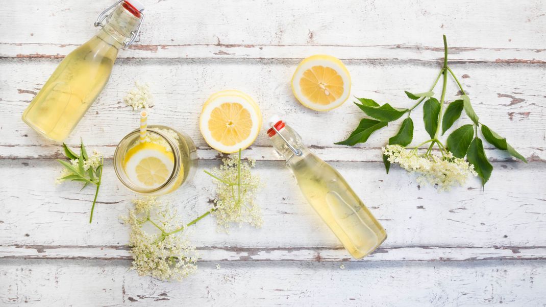 Zitronenwasser gilt als einer der effektivsten Drinks zum Abnehmen. Wir verraten euch, wie ihr es am besten genießen solltet.