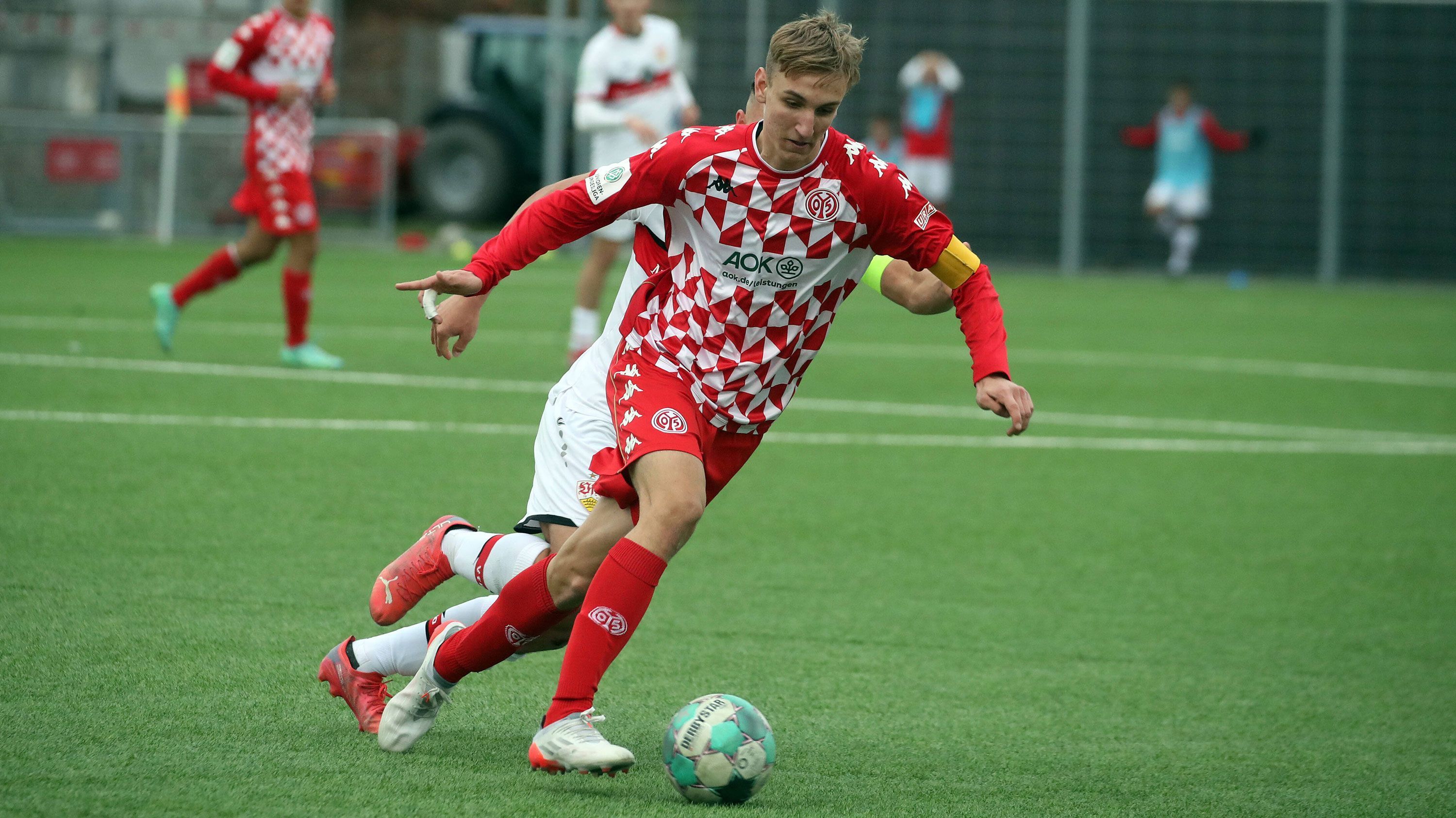 
                <strong>Nelson Weiper (Mainz 05)</strong><br>
                Mit einer überragenden Trefferquote machte Mittelstürmer Nelson Weiper in der vergangenen Spielzeit auf sich aufmerksam und wurde im März, gemeinsam mit Linksverteidiger Philipp Schulz, mit seinem ersten Profivertrag belohnt. Der 17-Jährige traf für Mainz 05 in fünf Partien der U19-Bundesliga neun Mal, für die U17 verbuchte er zudem 20 Tore in 19 Partien. "Ich begleite sowohl Nelson als auch Philipp bereits seit zehn Jahren und es macht mich unheimlich stolz zu sehen, welche tolle Entwicklung die beiden über die Jahre genommen haben", wird Nachwuchs-Direktor Volker Kersting zitiert. Mit einer Größe von 1,92 Metern ist Weiper zwar der prototypische Neuner, verfügt neben einem guten Kopfballspiel aber auch über ausgereifte technische Fertigkeiten.
              