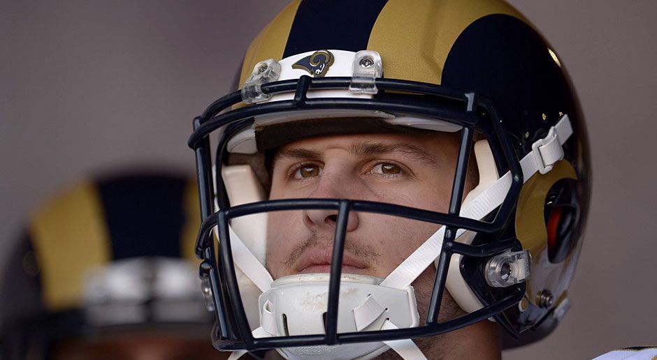 
                <strong>Los Angeles Rams</strong><br>
                Vergangenes Jahr tauschten die Los Angeles Rams Haus und Hof ein, um an den ersten Pick im Draft und somit an Jared Goff (Foto) zu kommen. Doch der Quarterback hatte Startschwierigkeiten und auch als er dann regelmäßig spielte, konnte er nicht wirklich überzeugen. In dieser Saison ist Goff der uneingeschränkte Starter, Sean Mannion muss mit der Rolle des Backups vorlieb nehmen. Goff steht dabei durchaus unter Druck und muss zeigen, dass er den Erwartungen gerecht werden kann. Das klappt bislang herausragend, die Kalifornier steuern die Playoffs an. 
              