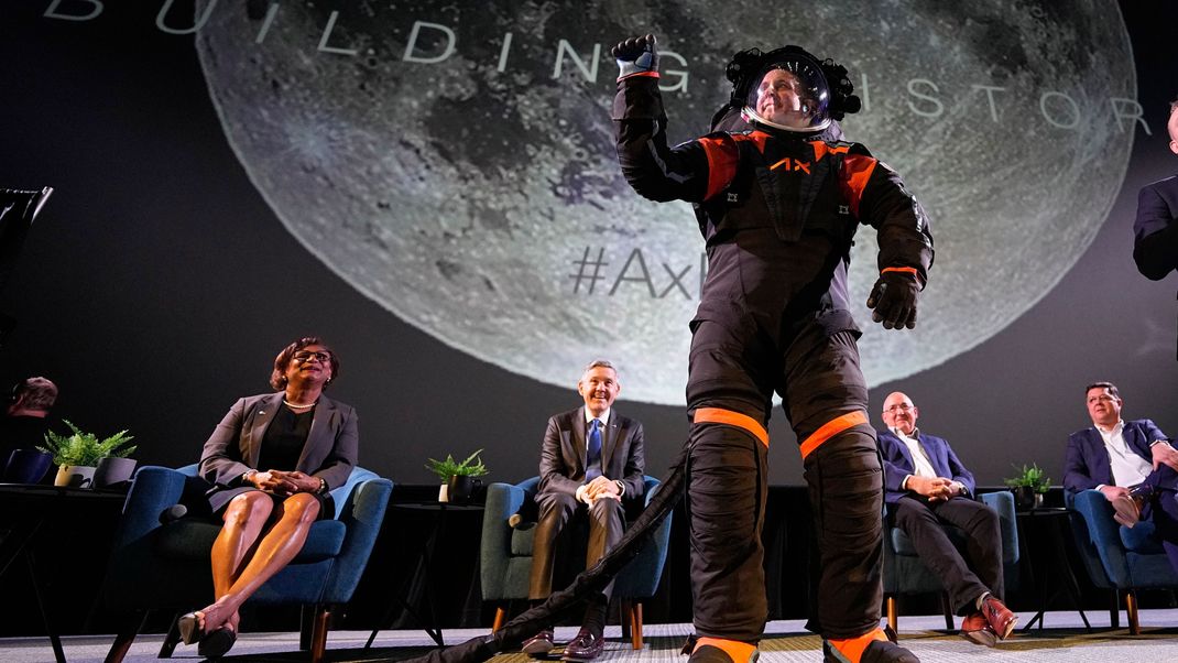 CORRECTION NASA Moonsuits