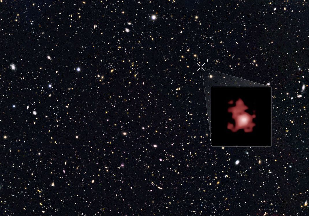 2014 entdeckten Astronom:innen GN-z11 mit dem Hubble-Weltraumteleskop. Fürs bloße Auge ist die Galaxie nicht sichtbar.