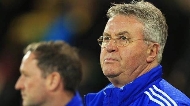 
                <strong>Guus Hiddink (2015)</strong><br>
                Guus Hiddink (2015): Wie schon 2009 wendet sich Abramowitsch an Hiddink, um Chelsea wieder zu stabilisieren. Allerdings ist der Niederländer dieses Mal weniger erfolgreich. In der Champions League scheitert Chelsea gegen PSG bereits im Achtelfinale, im FA Cup ist im Viertelfinale Schluss. Dass sich Chelsea für die kommenden Champions-League-Saison qualifiziert, ist extrem unwahrscheinlich. 
              