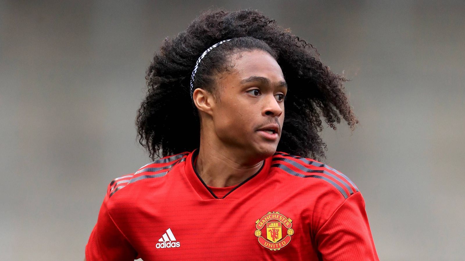 
                <strong>Tahith Chong</strong><br>
                Auch der zynischste Manchester United-Fan bekommt beim Klang von Tahith Chongs Namen ein Lächeln ins Gesicht. Der offensive Flügelspieler ist beim englischen Traditionsverein der Mann für die Zukunft und mit seinen 18 Jahren ein Talent, welches früher oder später sicher auch für die niederländische Nationalmannschaft auflaufen wird.
              