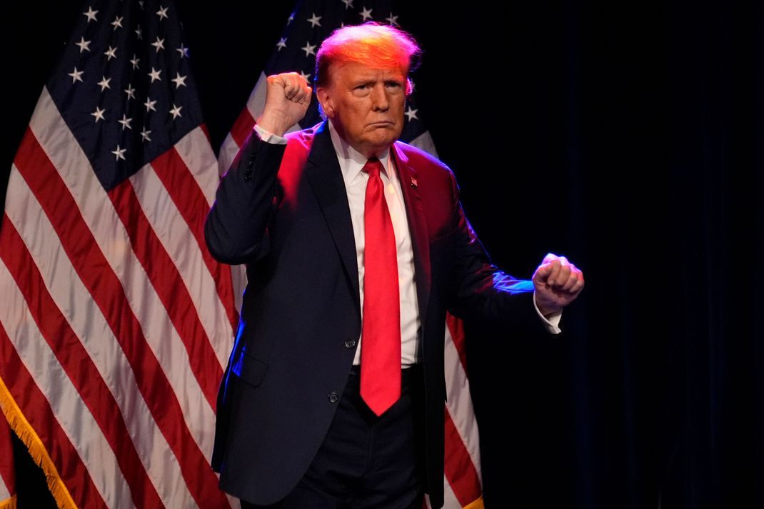 Der frühere US-Präsident Donald Trump tanzt auf einer Bühne in Las Vegas nach dem Gewinn der Republikaner-Vorwahlen in Nevada.