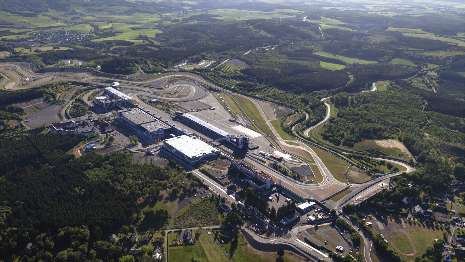 
                <strong>Nürburgring (20.08. bis 22.08.) - Der (Alp-)Traum von der "Grünen Hölle"</strong><br>
                Kein Fahrer wird sich davon täuschen lassen, dass der DTM-Kurs (3,629 km) in leicht gekürzter Form der GP-Strecke folgt und damit die "Grüne Hölle" der legendären Nordschleife links liegen lässt. Jeder weiß: Der Nürburgring ist auch ohne Nordschleife eine echte Herausforderung für Fahrer und Fahrzeuge. Übrigens: Die DTM hätte sich in dieser Saison sogar liebend gerne in die "Grüne Hölle" gewagt, bekannte DTM-Boss Gerhard Berger anlässlich der Präsentation des Rennkalenders im vergangenen November. Organisatorische Probleme lassen das zumindest in dieser Saison aber leider nicht zu.
              