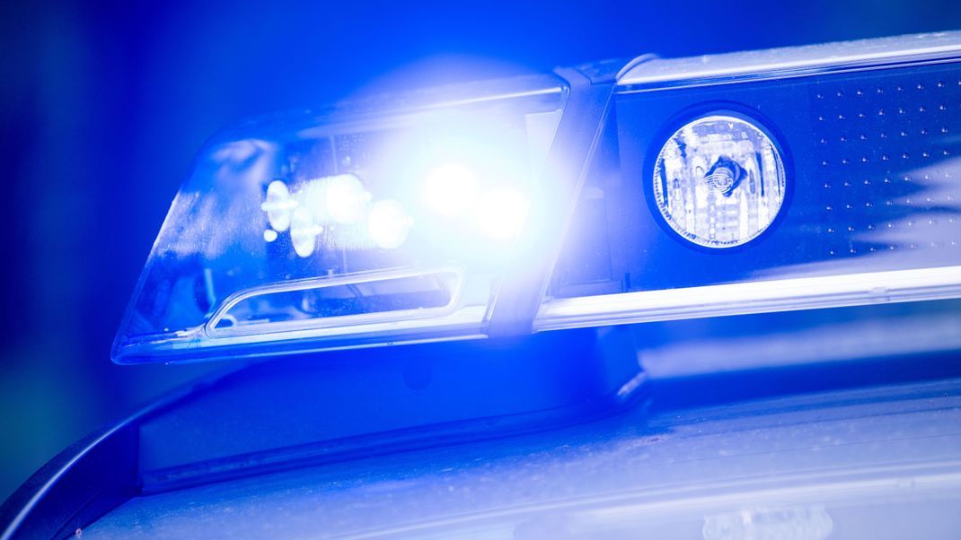 Polizeikräfte gaben einen Schuss auf eine bewaffnete Frau in Köln ab.
