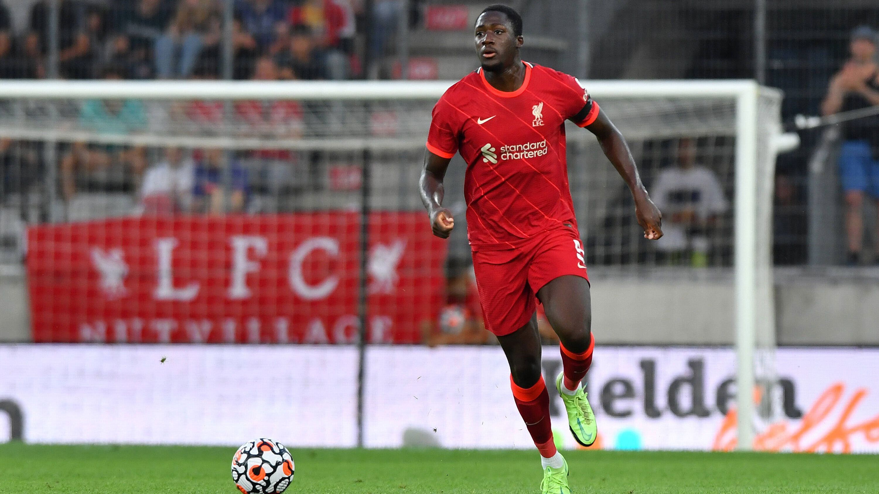 
                <strong>FC Liverpool</strong><br>
                Anders als die Topklubs aus Manchester hielt sich der FC Liverpool auf dem Transfermarkt bislang größtenteils zurück, einzig die Verpflichtung des ehemaligen RB-Verteidigers Ibrahima Konate sorgte für Aufsehen. Im Gegenzug kehrte allerdings Georginio Wijnaldum den "Reds" den Rücken - ein Wechsel, der Spuren an der Anfield Road hinterlassen könnte. In den vergangenen Spielzeiten gehörte der Niederländer zum Stammpersonal beim LFC und fungierte als Antreiber und Ballverteiler. Wie sein Abgang aufgefangen wird, könnte die Saison der Mannschaft von Trainer Jürgen Klopp maßgeblich beeinflussen ... 
              