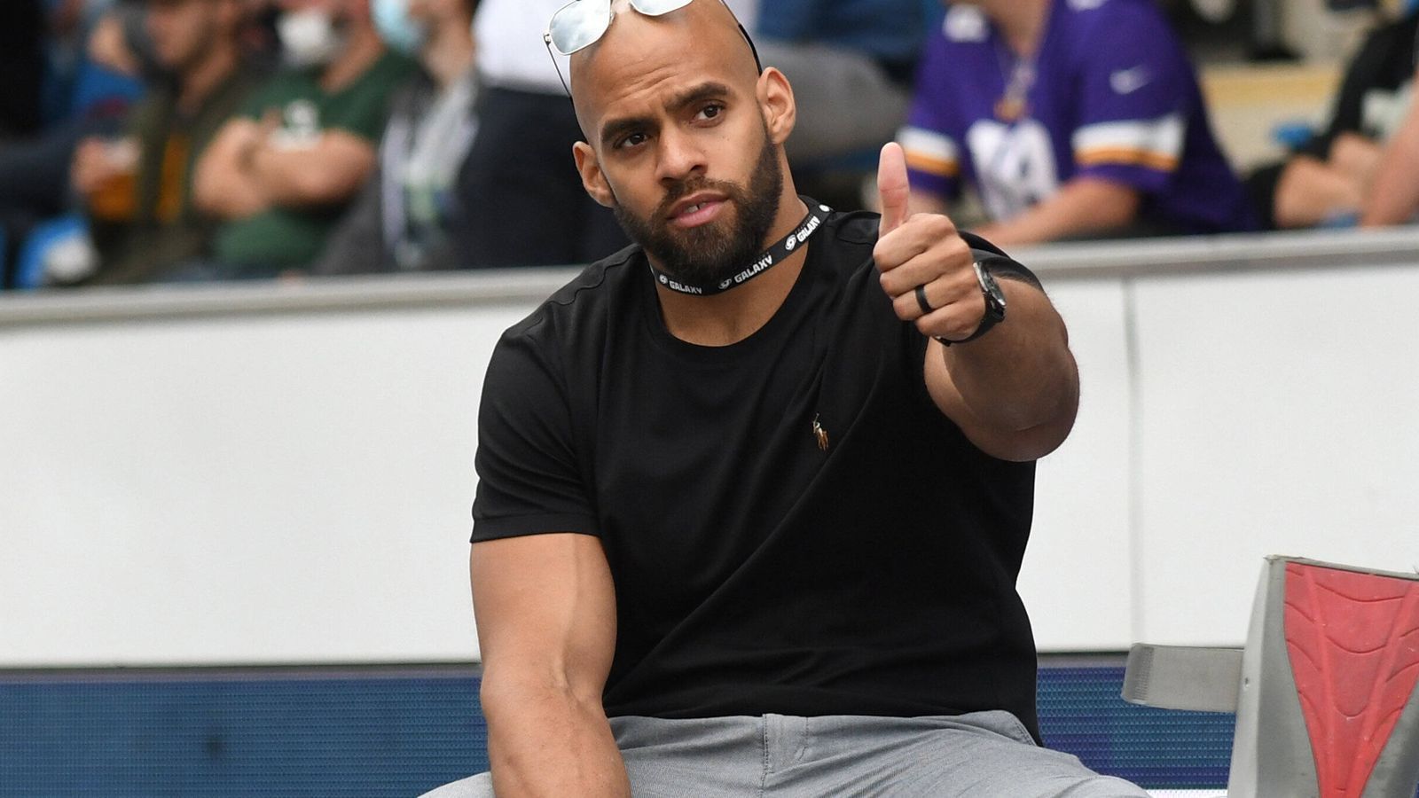 
                <strong>Kasim Edebali (Linebacker Hamburg Sea Devils)</strong><br>
                Eine Trumpfkarte haben auch die Sea Devils, und sie können sie ziehen, denn Kasim Edebali hat sich nach einer Knöchelverletzung kurz vor dem Finale fit gemeldet. Der gebürtige Hamburger spielte von 2014 bis 2016 bei den New Orleans Saints und machte danach Station bei den Denver Broncos, Detroit Lions, Los Angeles Rams, nochmal bei den Saints, Chicago Bears, Cincinnati Bengals, Philadelphia Eagles und den damaligen Oakland Raiders. Der Defensive End stand in 62 NFL-Spielen auf dem Feld. Er ist für die Sea Devils nicht nur sportlich, sondern auch als Anführer im ELF Bowl unbezahlbar.
              