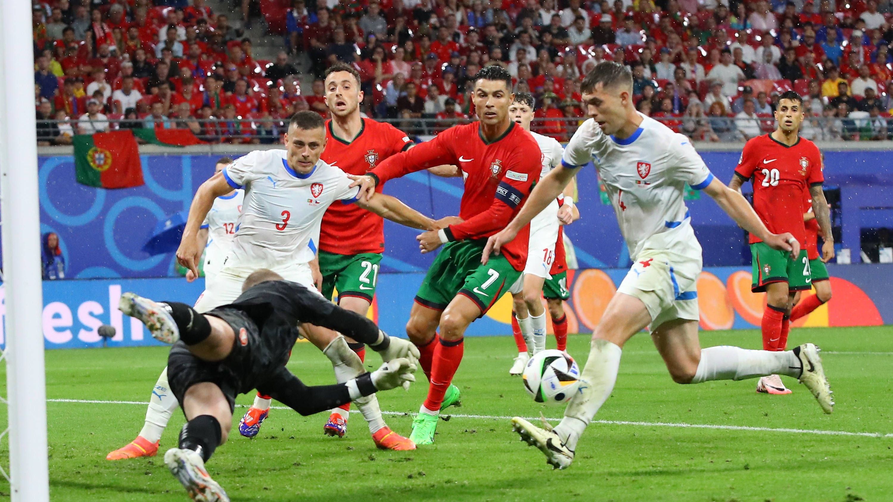 <strong>Slapstick pur!</strong><br>Wenige Minuten später liegt der Ball auf der anderen Seite im Netz. Unglücklicher geht es kaum. Stanek wehrt eine Hereingabe genau an den Fuß von Robin Hranac ab, von dem der Ball ins Tor geht. Ein Slapstick-Eigentor, aber der verdiente Ausgleich für Portugal.