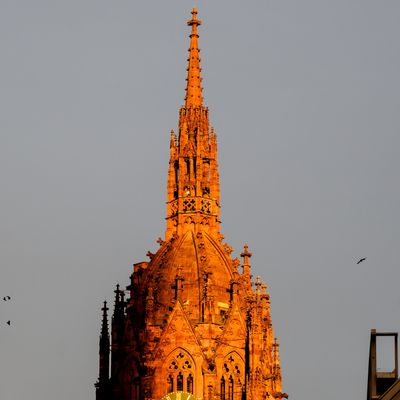 Frankfurt/Main: Der Turm des Doms St. Bartholomäus wird von der Abendsonne angestrahlt. 