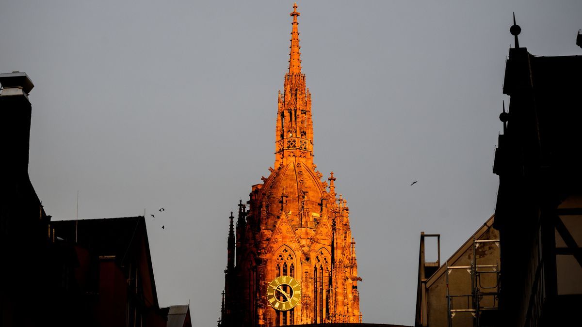 Frankfurt/Main: Der Turm des Doms St. Bartholomäus wird von der Abendsonne angestrahlt. 