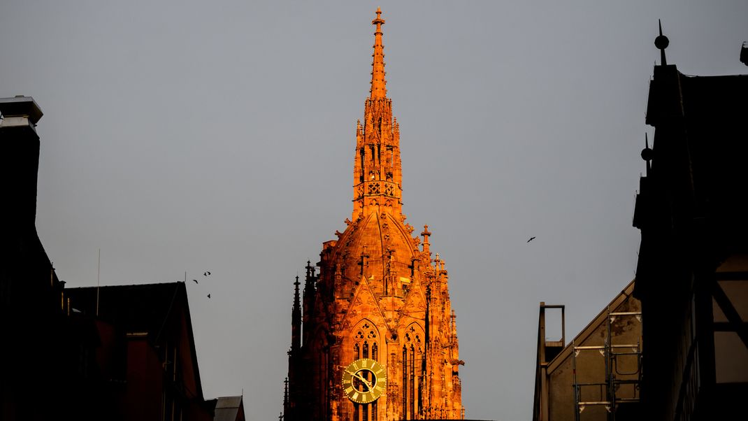 Frankfurt/Main: Der Turm des Doms St. Bartholomäus wird von der Abendsonne angestrahlt. 