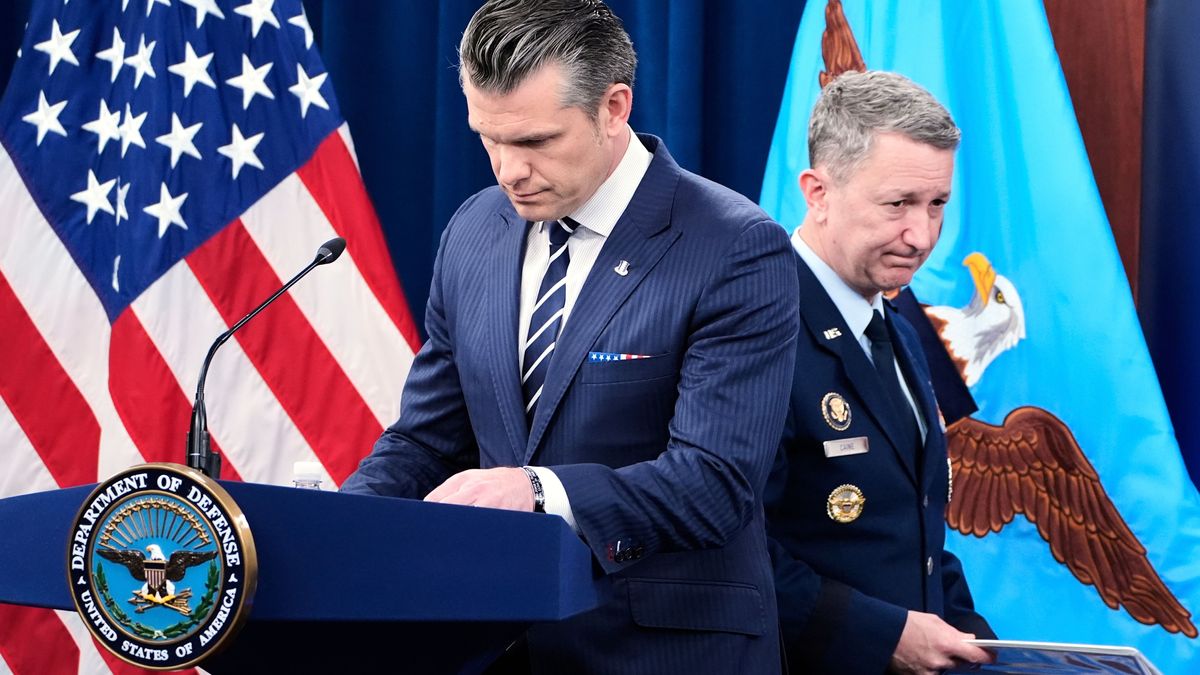 22. Juni 2025, USA, Washington: US-Verteidigungsminister Pete Hegseth (links) und Generalstabschef Dan Caine bei einer Pressekonferenz im Pentagon zu den US-Angriffen auf Atomanlagen im Iran. 