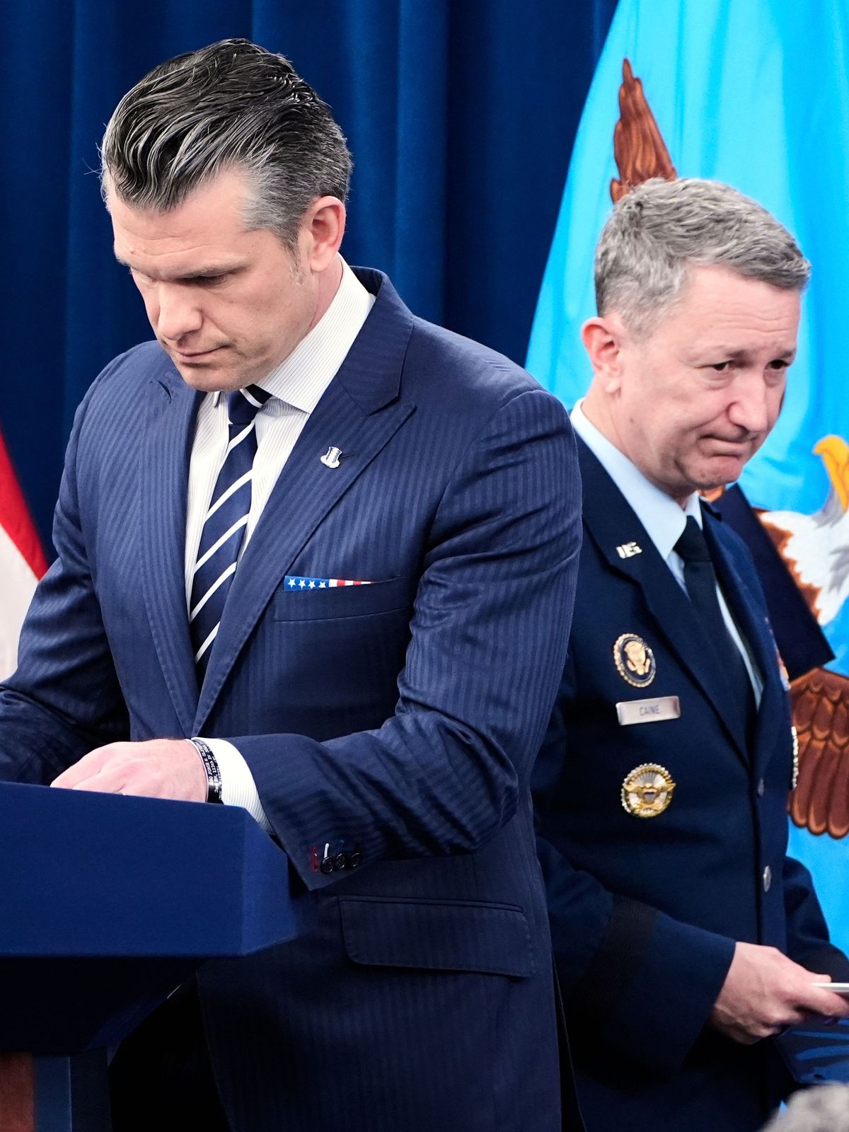22. Juni 2025, USA, Washington: US-Verteidigungsminister Pete Hegseth (links) und Generalstabschef Dan Caine bei einer Pressekonferenz im Pentagon zu den US-Angriffen auf Atomanlagen im Iran. 