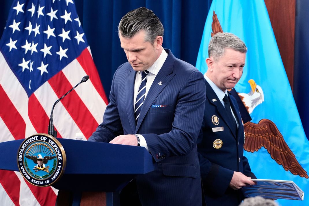 22. Juni 2025, USA, Washington: US-Verteidigungsminister Pete Hegseth (links) und Generalstabschef Dan Caine bei einer Pressekonferenz im Pentagon zu den US-Angriffen auf Atomanlagen im Iran. 