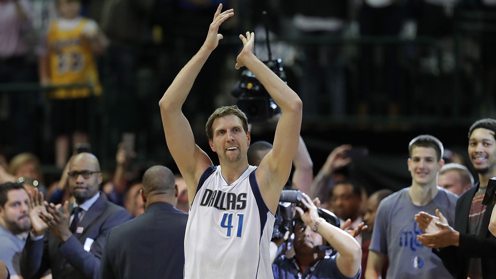 
                <strong>Dirk Nowitzki: Die Meilensteine seiner Karriere</strong><br>
                Natürlich ist Nowitzki nach über 20 Jahren in der NBA und bei den Dallas Mavericks eine lebende Legende. Er ist Vereinsrekordhalter in Spielen, Punkten, Rebounds, Blocks, verwandelten Würfen, verwandelten Dreiern und Freiwürfen.
              