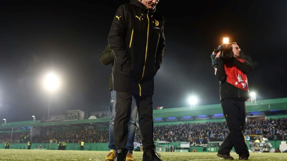 Auch BVB-Boss Watzke machte sich mit dem Rasen vertraut