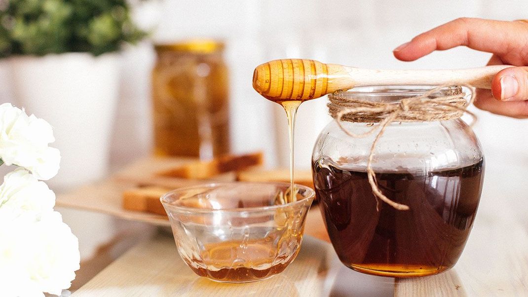 Der neuseeländische Manuka Honig eignet sich für Anwendungen für den ganzen Körper – und zwar von Kopf bis Fuß. 