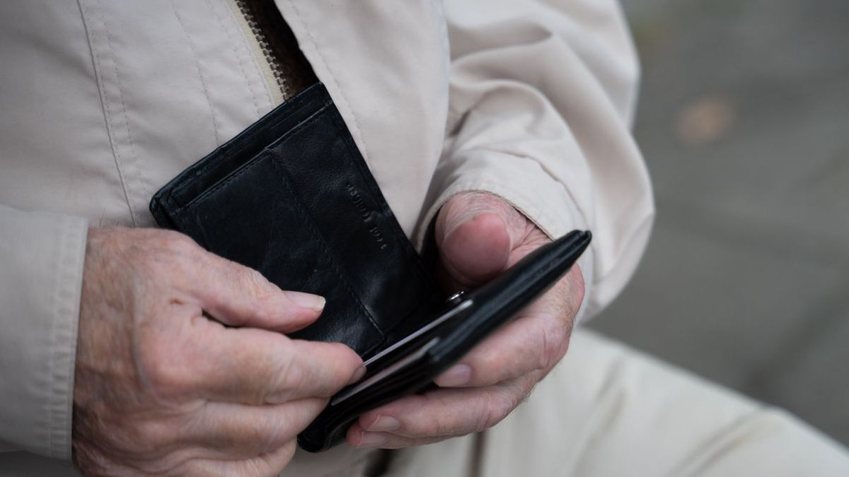 Pflegebeitrag abgezogen, Ärger bleibt: Rentner trifft rückwirkende Regelung.