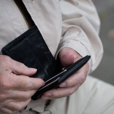 Pflegebeitrag abgezogen, Ärger bleibt: Rentner trifft rückwirkende Regelung.