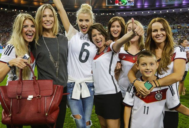 
                <strong>Die Frauen feiern</strong><br>
                Von Lisa Rossenbach (l.) bis Sylwia Klose (r.) - die Frauen feiern gemeinsam ihre WM-Helden 2014.
              