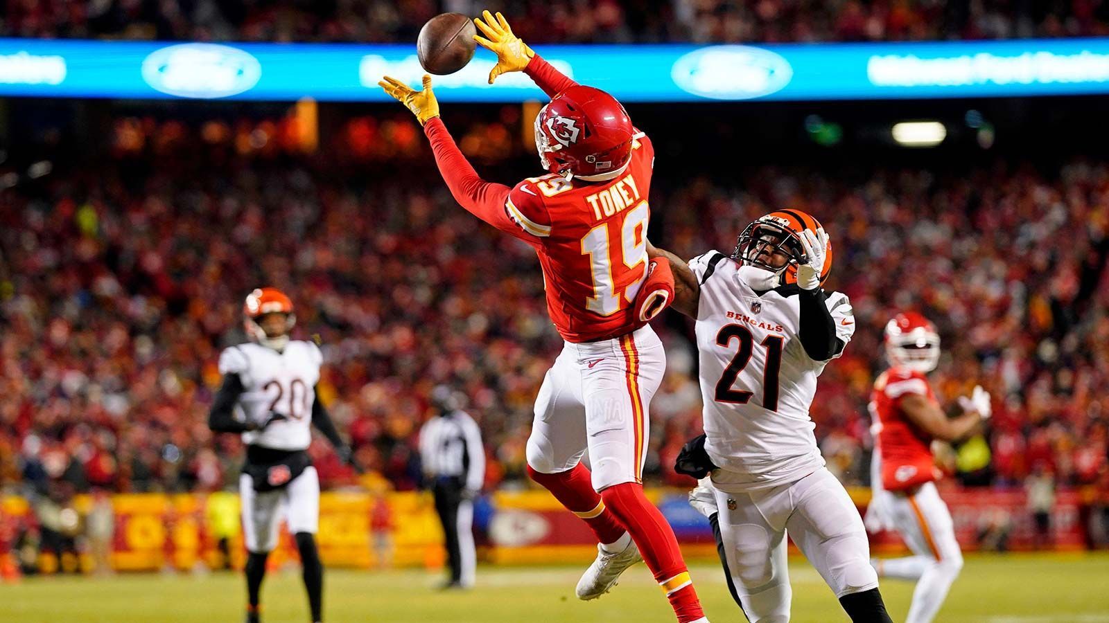 
                <strong>Kansas City Chiefs – Wide Receiver</strong><br>
                Die Suche nach Schwachstellen bei einem aktuellen Champion ist meistens Jammern auf hohem Niveau, allerdings sieht die Situation im Receiving Corps der Kansas City Chiefs wirklich alles andere als rosig aus. Natürlich zeigte Patrick Mahomes vergangenes Jahr, dass er auch ohne große Namen auf der Position gewinnen kann, aber der Abgang von Juju Smith-Schuster tut trotzdem weh. Marquez Valdes-Scantling, Kadarius Toney und Skyy Moore müssen jetzt zeigen, ob sie sich weiterentwickeln können. Allerdings müsste wohl viel passieren, damit Tight End Travis Kelce als Anspielstation Nummer eins verdrängt wird.
              