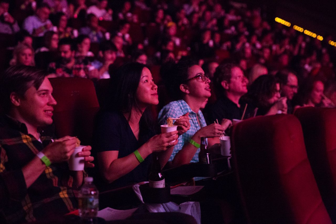 Essen und Kino, eine Liebesgeschichte. Mehr als Popcorn und Nachos warten bei trendigen Food und Cinema Events, wie dem Schweizer Open Air "Streetfoodcinema" oder dem "Film Food Festival" in New York. Dort gibt es passend zum Streifen Essen aus aller Welt.