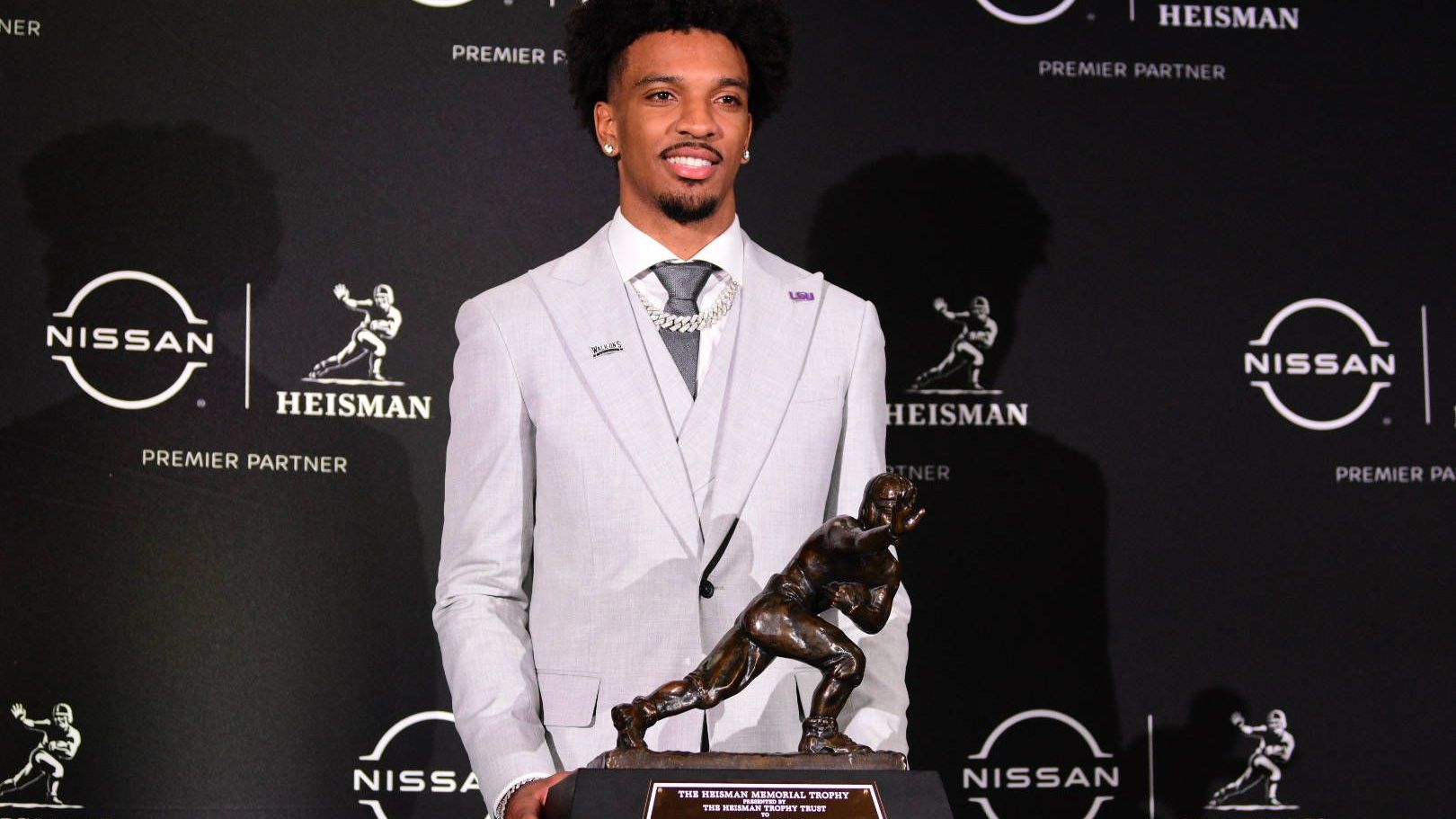 <strong>Jayden Daniels (Quarterback, LSU) </strong><br>Nach fünf Jahren am College, die vergangenen zwei bei den LSU Tigers, steht für Jayden Daniels der Sprung in die NFL an. Sein Abschied gelang, in der Saison 2023 wurde der Quarterback mit der Heisman Trophy als bester Spieler ausgezeichnet.