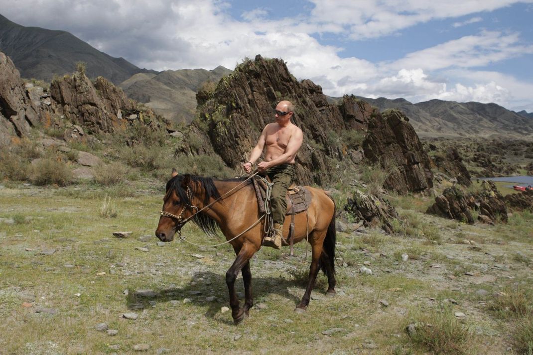 In Sibirien ließ sich Putin 2009 mit freiem Oberkörper auf einem Pferd ablichten.
