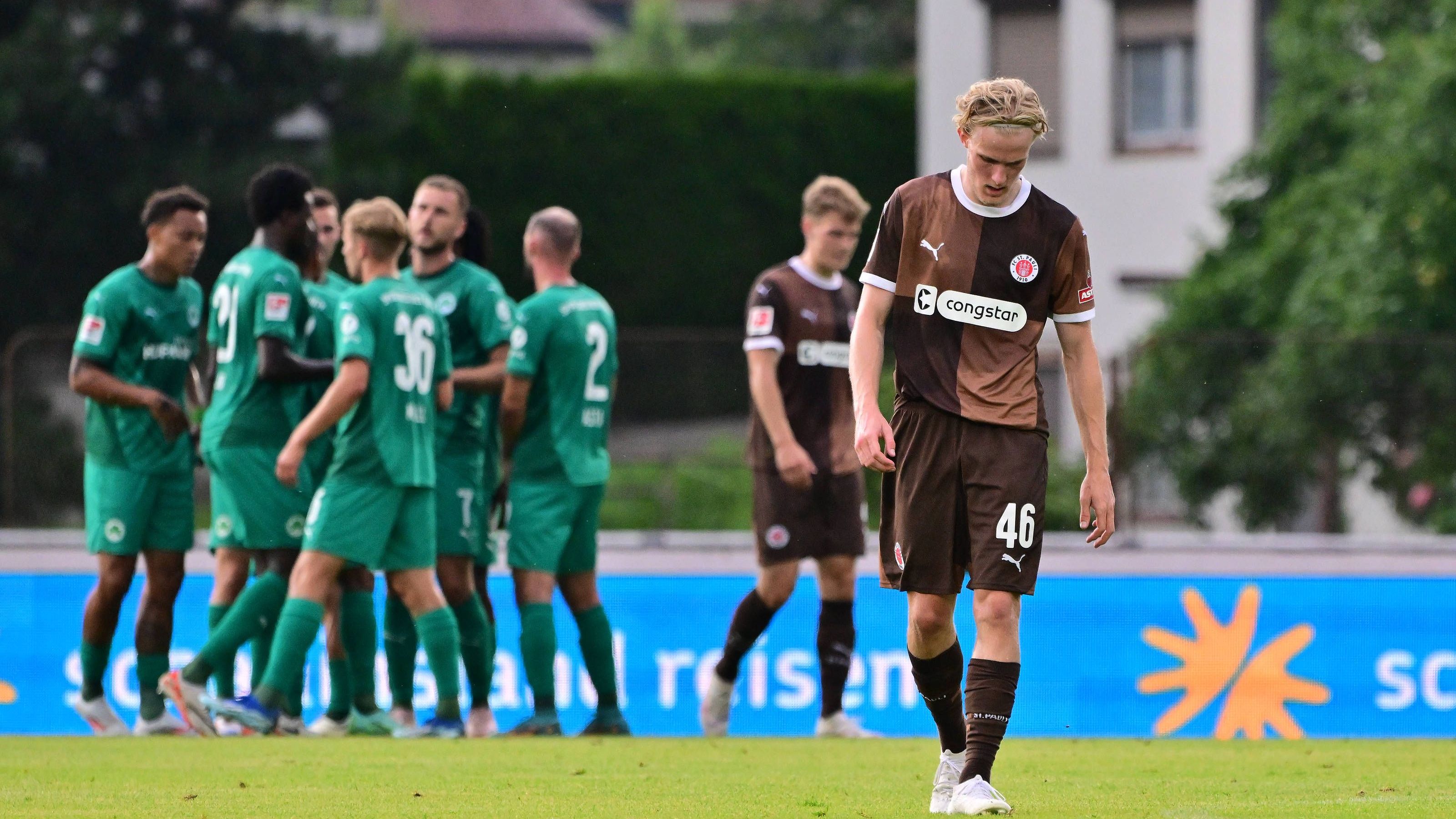 <strong>Platz 16 (geteilt): FC St. Pauli</strong><br>Preis: 79,95 Euro<br>Vergleich zum Vorjahr: +5 Euro<br>Ausrüster: Puma