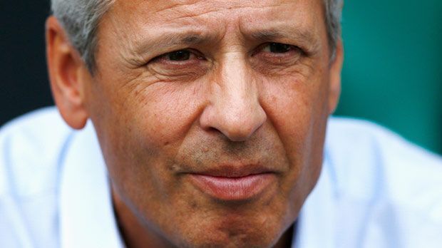 
                <strong>Flucht der Hinrunde: Lucien Favre</strong><br>
                Flucht der Hinrunde: Lucien Favre. Als Max Eberl am Morgen nach der Derbypleite beim 1. FC Köln (0:1) mit seinem Hund Hunter Gassi ging, war die Welt bei Borussia Mönchengladbach noch in Ordnung. Dann klingelte um 7.20 Uhr das Handy des Sportdirektors, am anderen Ende war der Berater von Lucien Favre und verkündete den Rücktritt des Trainers. Es war das Ende einer Ära. Favre warf hin, obwohl er den gesamten Verein hinter sich wusste. Für viele wirkte der Abgang wie eine Flucht.
              