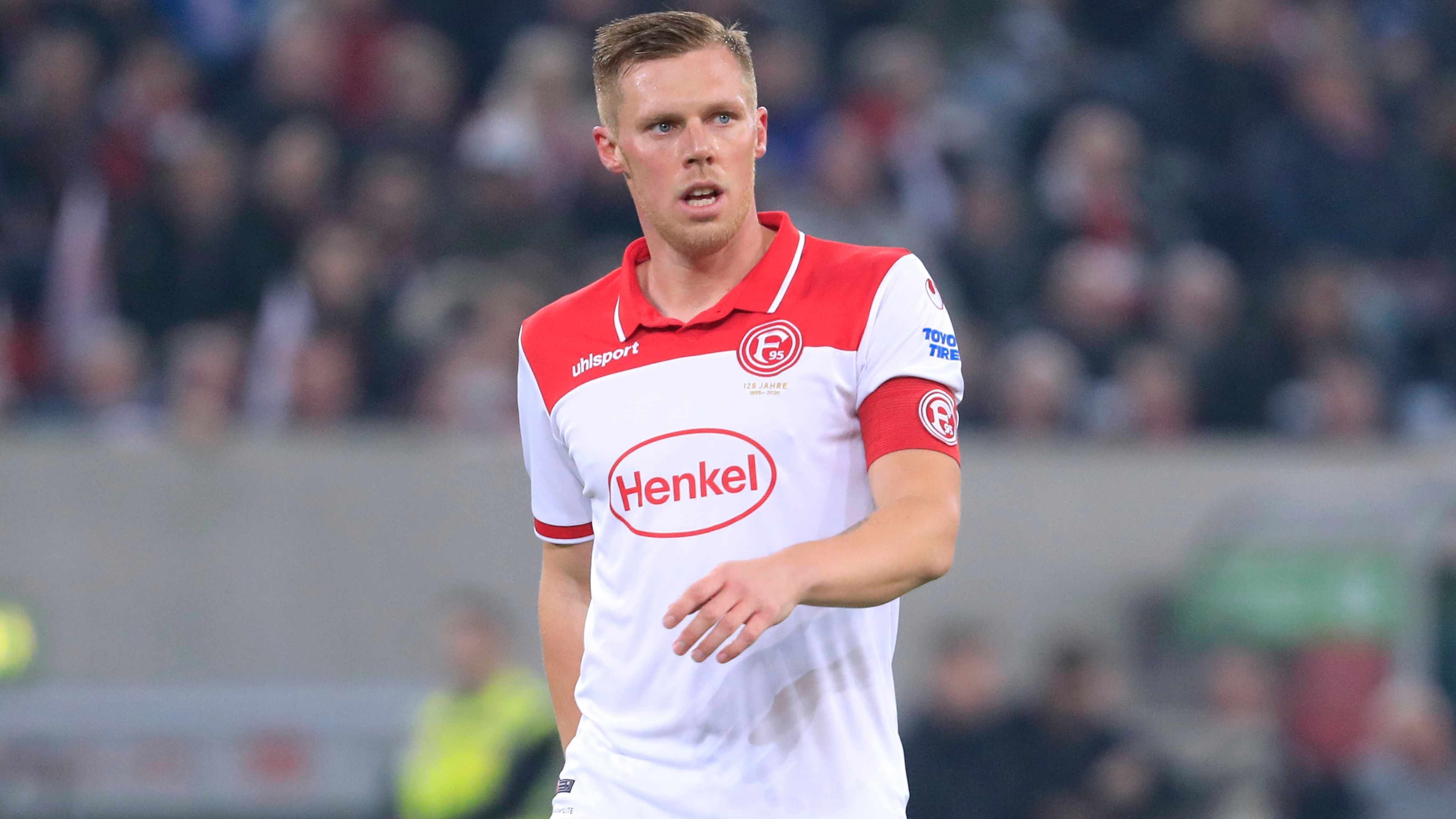 
                <strong>Sturm: Rouwen Hennings (Fortuna Düsseldorf) </strong><br>
                Wenn es in der vergangenen Saison einen Lichtblick bei Fortuna Düsseldorf gab, war es die Zuverlässigkeit von Stürmer Rouwen Hennings. Mit 15 Toren steht er auf Platz fünf der Torjägerliste und war hinter Timo Werner der zweitbeste deutsche Torjäger in der Bundesliga. Damit war er fast an 42 Prozent aller Tore von der Fortuna direkt beteiligt. Trotz seiner mittlerweile 32 Jahren spielte er seine beste Saison bis dato im deutschen Profifußball und stand in Bezug auf die kommende Spielzeit vor einer schweren Entscheidung - mit seinen Leistungen dürfte es ihm an Angeboten nicht fehlen. Dennoch verlängerte er in Düsseldorf und wird mit der Fortuna den weg in die Zweite Liga gehen. Sollte er in der kommenden Saison nur halb so gut treffen, darf man in Düsseldorf vom Wiederaufstieg träumen. 
              