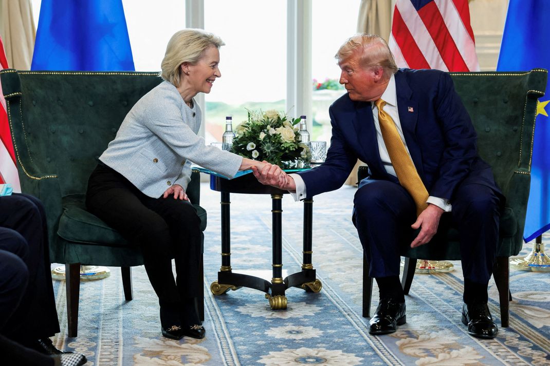 Hand drauf: EU-Kommissionspräsidentin von der Leyen und Donald Trump besiegeln den Zolldeal.