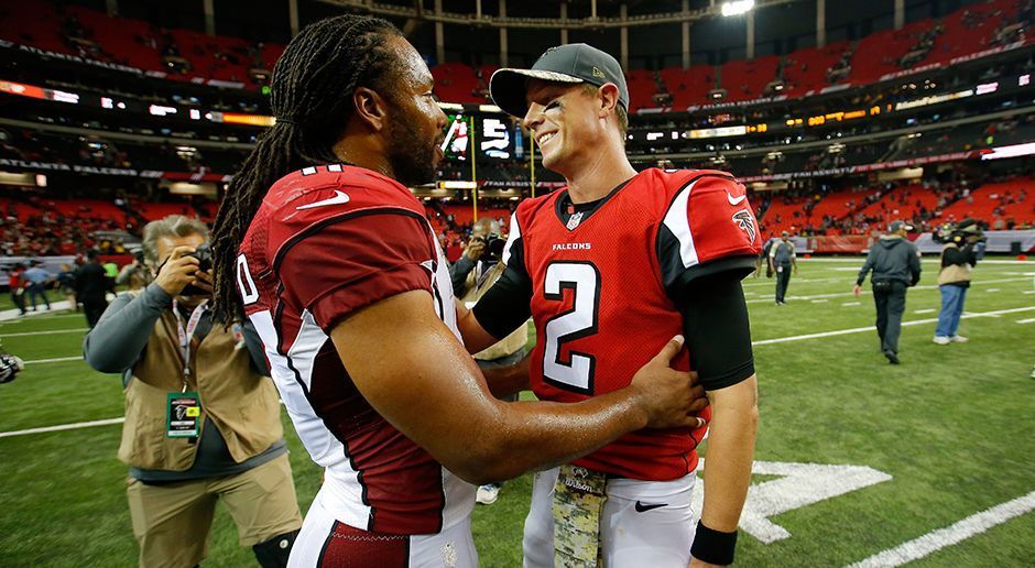 
                <strong>Week 3: Arizona Cardinals vs. Atlanta Falcons (26. August)</strong><br>
                Larry Fitzgerald, Carson Palmer, Matt Ryan und mit Devonta Freeman der bestbezahlte Running Back der Liga: Das Duell zwischen den Arizona Cardinals und den Atlanta Falcons verspricht auf dem Papier eine hochkarätige Partie. Wenn die Stars beider Teams auflaufen, könnte es bereits ein Härtetest auf dem Niveau der Regular Season für die Mannschaften werden.
              