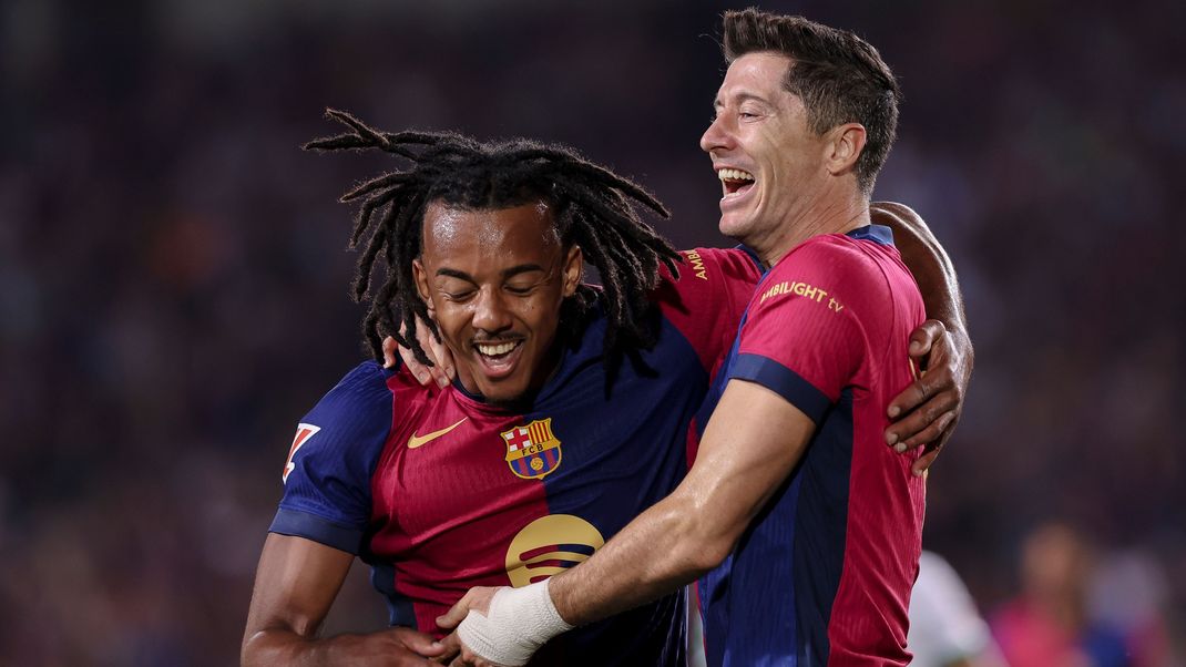Robert Lewandowski und Jules Kounde vom FC Barcelona