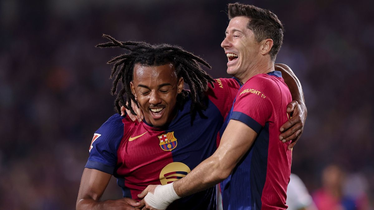 Robert Lewandowski und Jules Kounde vom FC Barcelona