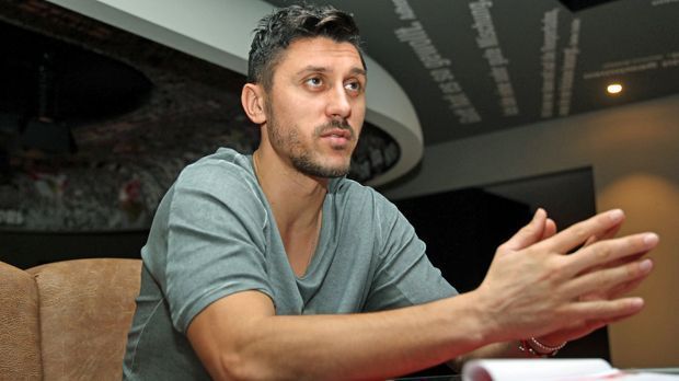 
                <strong>Ciprian Marica</strong><br>
                Ciprian Marica: Warten heißt es auch für den ehemaligen Bundesliga-Stürmer Ciprian Marica nach seiner Vertragsauflösung in der Türkei bei Konyaspor. Der 30-jährige Rumäne ist seit Mitte Oktober vereinslos und muss sich beeilen, will er sich noch durch Tore für Rumäniens EM-Team interessant machen. In Deutschland spielte Marica für Stuttgart und Schalke, danach in Spanien für Getafe, bevor er 2014 in die Türkei wechselte.
              