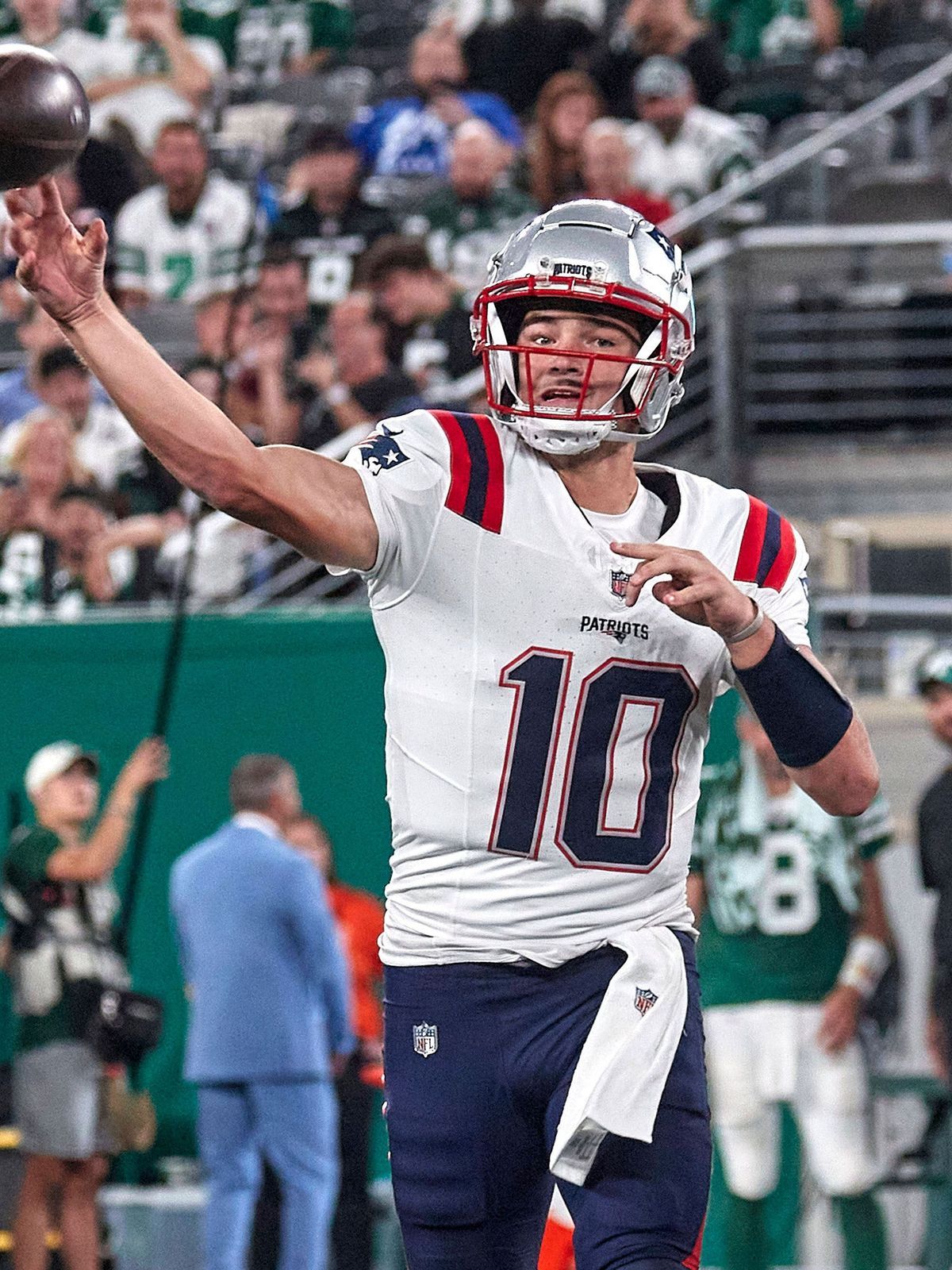 New England Patriots quarterback Drake Maye (10) passes against the New York Jets during a NFL, American Football Herren, USA game at MetLife Stadium in East Rutherford, New Jersey. CSM East Ruther...