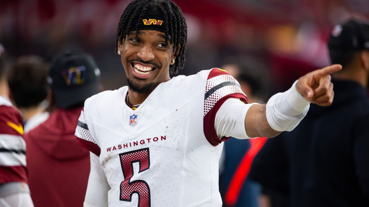 NFL, American Football Herren, USA Washington Commanders at Arizona Cardinals Sep 29, 2024; Glendale, Arizona, USA; Washington Commanders quarterback Jayden Daniels (5) celebrates in the closing se...