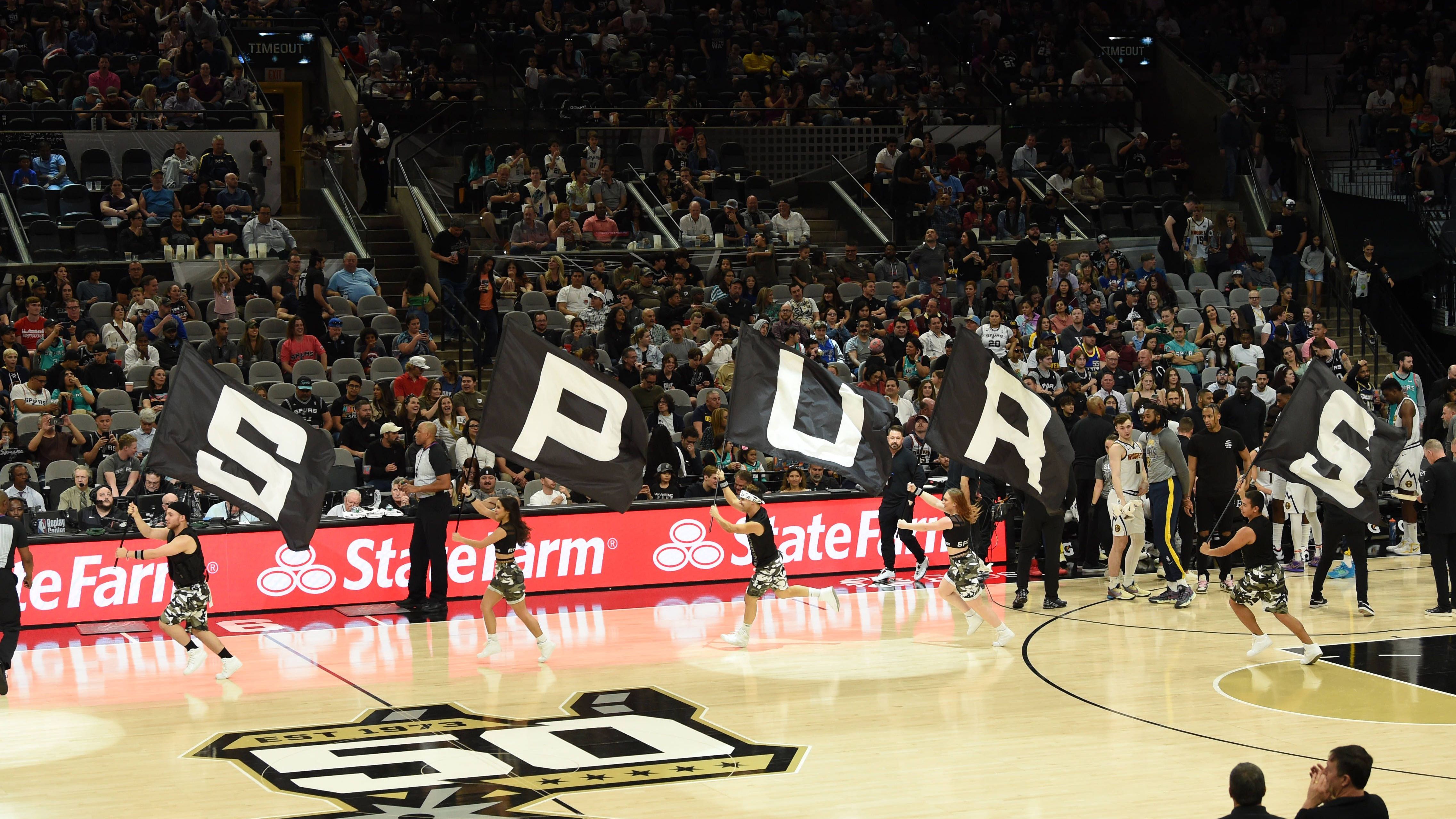 <strong>San Antonio Spurs</strong><br>Was heute die Spurs (zu Deutsch: „Sporen“) sind, firmierte einst unter Dallas Chaparrals, benannt nach dem Chaparral Club, in dem die Teamgründung beschlossen wurde. Nach dem Umzug nach San Antonio 1973 benannten die neuen Teambesitzer die Franchise in San Antonio Gunslingers (Deutsch: „Revolverhelden“) um. Doch noch bevor das Team sein erstes Spiel absolvierte, wurde es erneut umbenannt – auf den heutigen Namen.