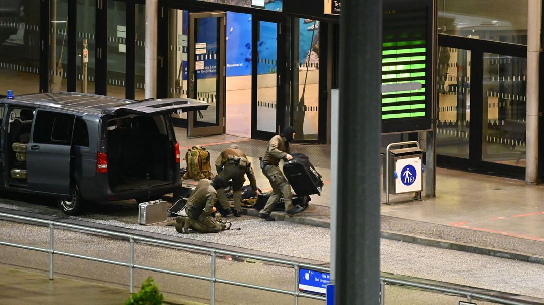 Hamburg: Bewaffnete Polizisten mit Spezialausrüstung sind am Flughafen im Einsatz. 