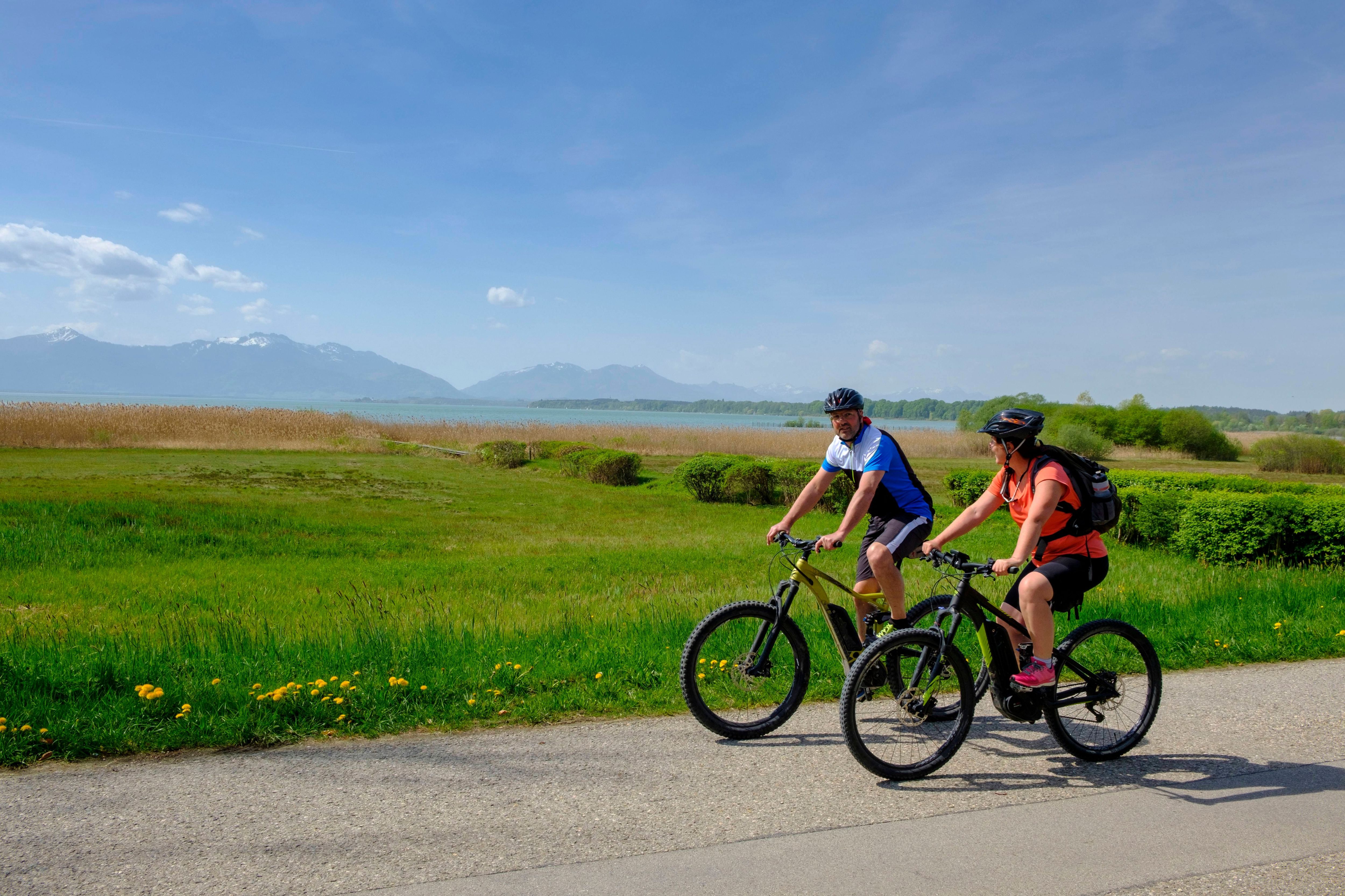 56 Kilometer ist der Rundweg um den Chiemsee lang. Das schaffst du in etwa drei Stunden, wenn du gemütlich fährst.&nbsp;