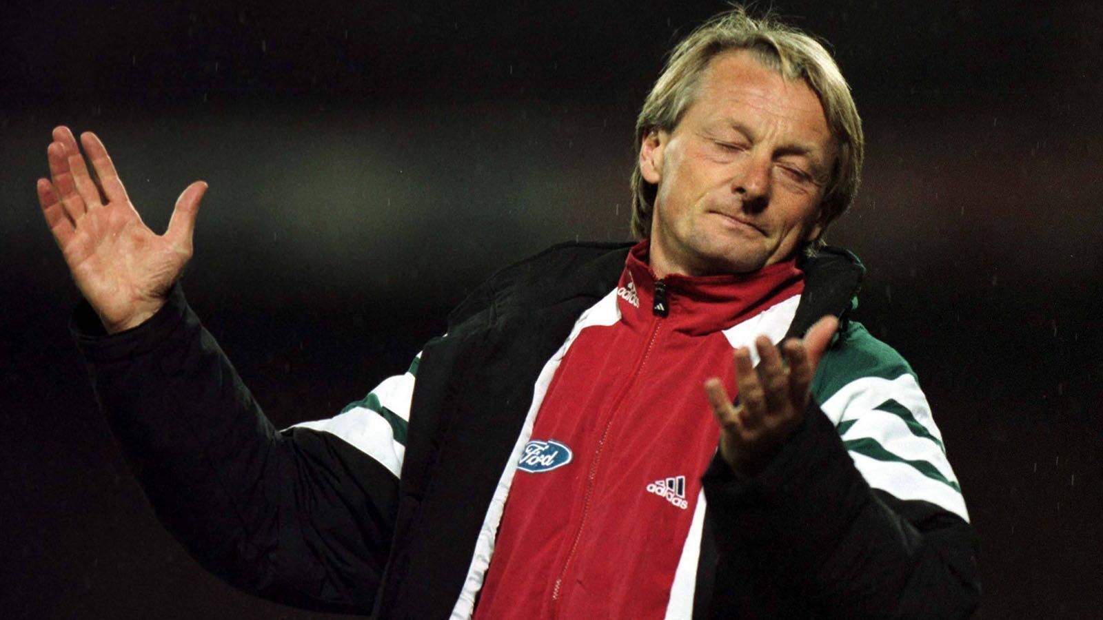 
                <strong>1. Abstieg: 1998</strong><br>
                Satte 35 Jahre spielten die Kölner in der Bundesliga, bevor sie es zum ersten Mal erwischte. In der Saison 1998 war unter Trainer Lorenz-Günther Köstner soweit. 36 Punkte bei zehn Siegen und sechs Remis waren die Zahlen des ersten FC-Abstiegs.
              