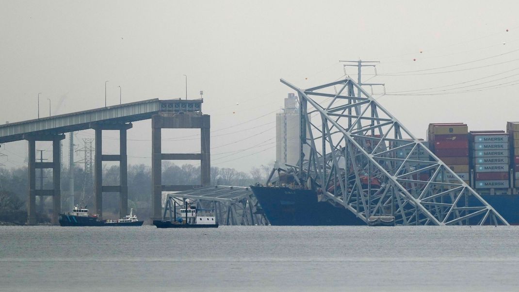 In der Nacht auf Dienstag (Ortszeit) hatte ein Containerschiff einen der Stützpfeiler der Francis Scott Key Bridge gerammt.