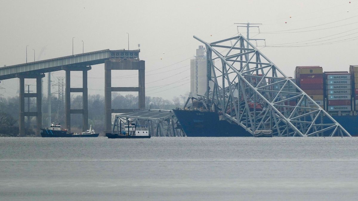In der Nacht auf Dienstag (Ortszeit) hatte ein Containerschiff einen der Stützpfeiler der Francis Scott Key Bridge gerammt. 