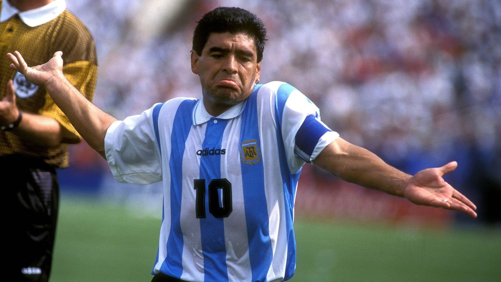 
                <strong>Kokain und Drogen</strong><br>
                Leider widmete sich Maradona immer wieder dem Drogenkonsum. 1991 wurde er nach einer positiven Dopingprobe für 15 Monate gesperrt. Bei der WM 1994 wurden Maradona ebenfalls verbotene Substanzen nachgewiesen. Die nächste 15-monatige Sperre folgte. Seine Nationalmannschaftskarriere (91 Spiele, 34 Tore) war offiziell beendet. Doch er konnte es nicht lassen. 2004 brachte ihn die Kokainsucht erneut in akute Lebensgefahr.
              
