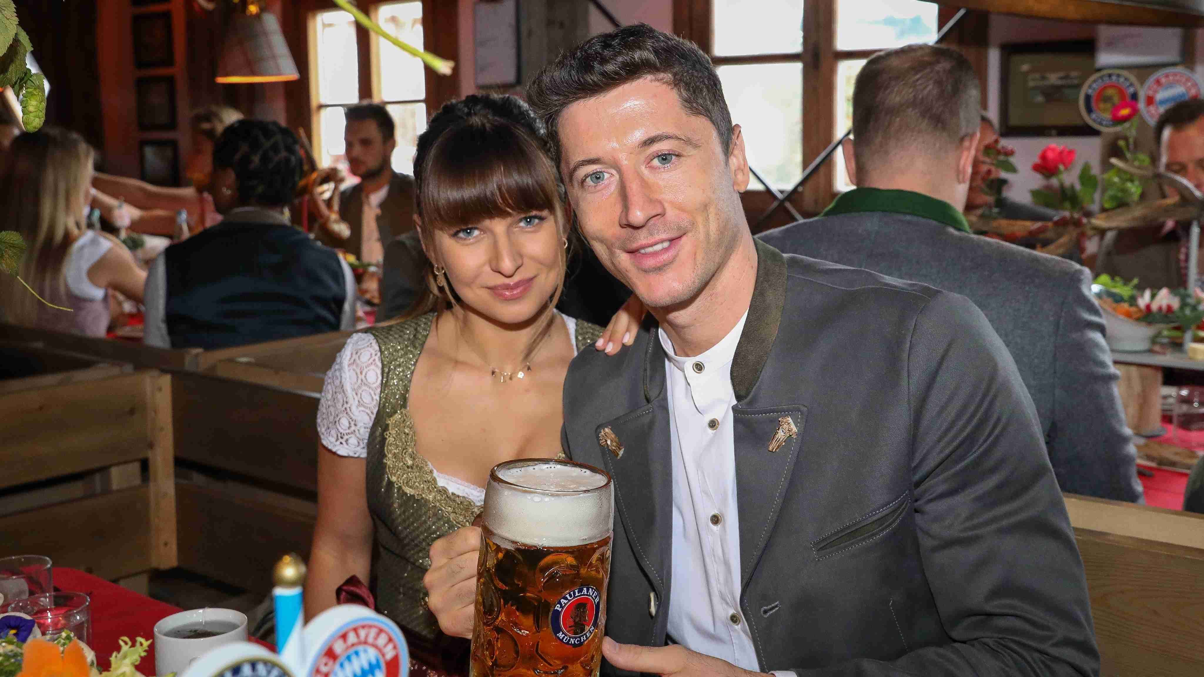 
                <strong>So ticken die Torjäger privat: Robert Lewandowski </strong><br>
                Lewandowski ist bereits seit seinem 25. Lebensjahr mit der polnischen Karateka Anna Lewandowska verheiratet und hat mit ihr zwei Töchter. Neben seiner Fußballkarriere studierte er den Bachelor-Studiengang Sport an der Sporthochschule in Warschau und schrieb in seiner Bachelorarbeit über seine eigene Karriere. Mit seiner Ehefrau zelebriert er das gemeinsame Hobby Sport. Seit Ende letzten Jahres bewirbt er zudem eine eigene Kaffee-Marke mit dem Namen "RL9 Coffee". 
              