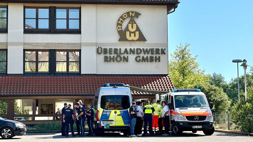 Der Arbeitsplatz wurde am Dienstagmorgen (1. Juli) zum Ort des Schreckens - Polizei und Rettungskräfte sind nach der Bluttat von Mellrichstadt im Einsatz.