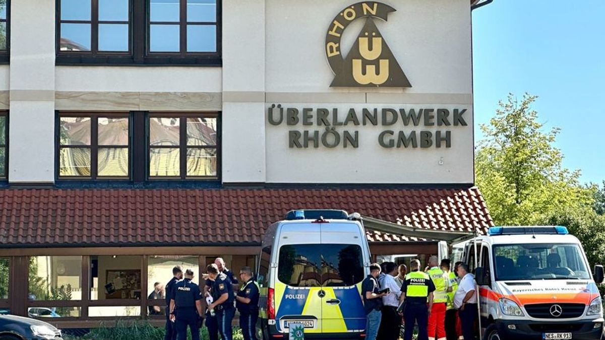 Der eigentliche Arbeitsplatz wurde am Dienstagmorgen (1. Juli) zum Ort des Schreckens - Polizei und Rettungskräfte sind nach der Bluttat von Mellrichstadt im Einsatz. 